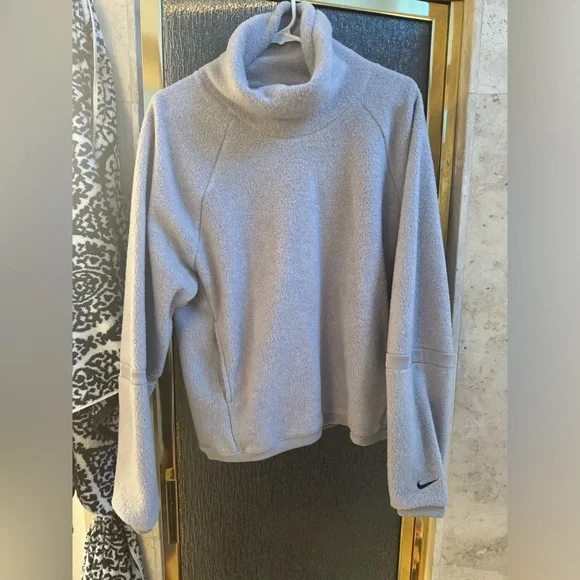 Like new Nike Therma Fleece Cowl Neck Sweatshirt Gray Medium - Picture 3 of 6